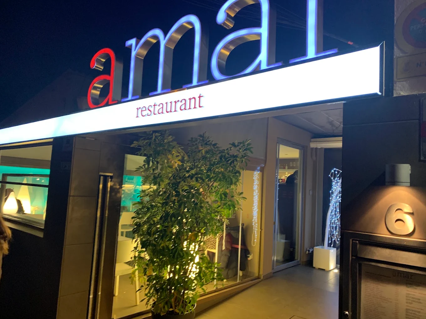 Fachada de AMAR de noche