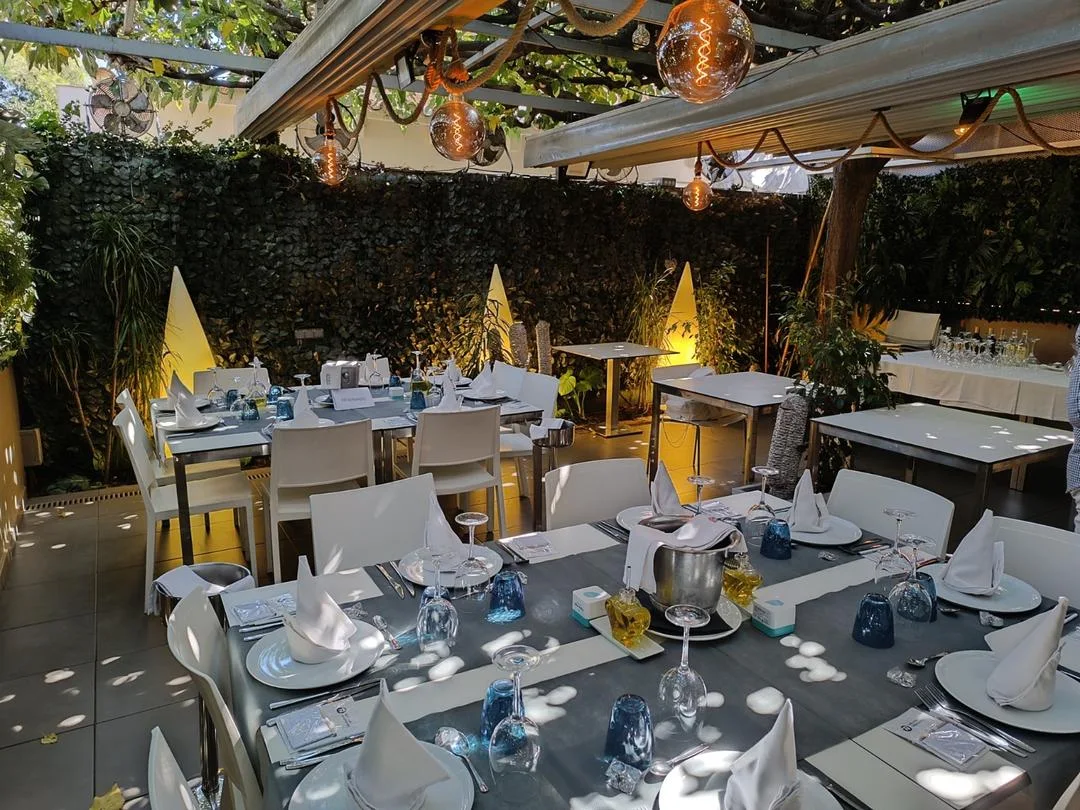 Terraza de AMAR con luces cálidas